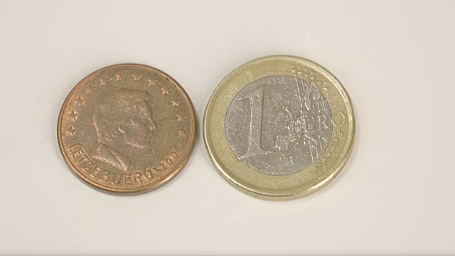 两枚不同的卢森堡欧元硬币放在白色的桌子上视频下载