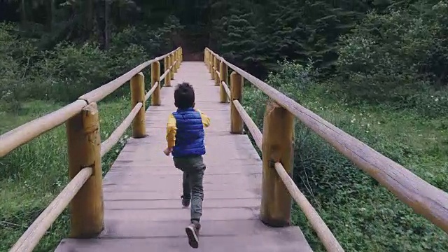 小男孩快步跑过桥视频下载