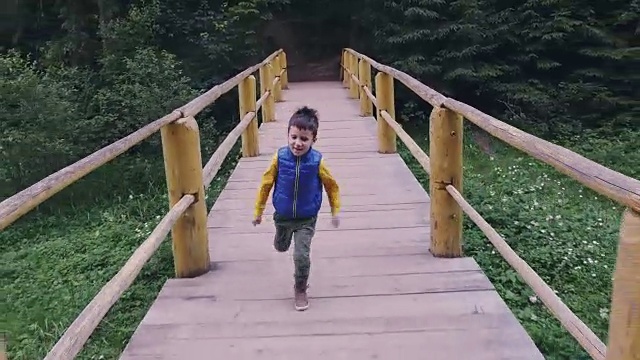 小男孩快步跑过桥视频素材