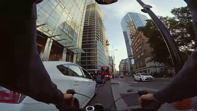 POV自行车骑行:在伦敦用公路赛车通勤视频素材