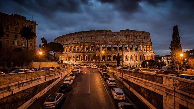 TIMELAPSE:照亮竞技场在黄昏，罗马，意大利- 4K城市景观，景观和建立视频下载