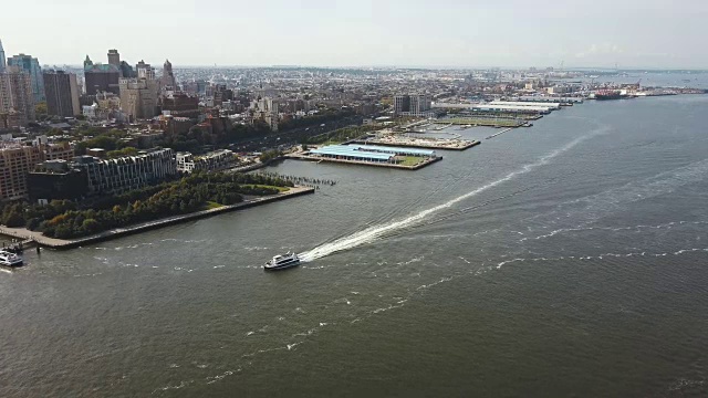 美国纽约布鲁克林市中心附近的东河鸟瞰图视频素材