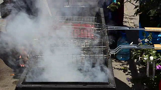 火盆上制作香肠的技术。视频下载