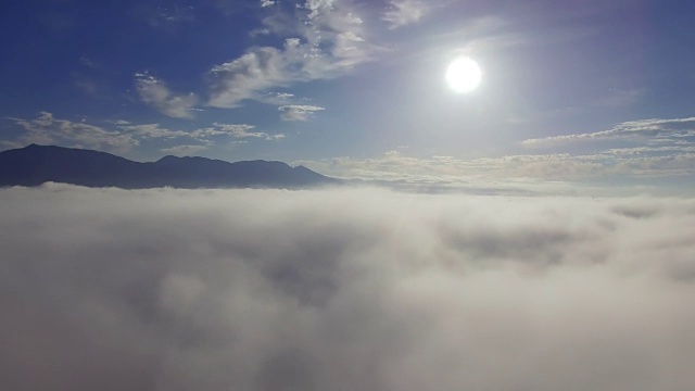 云海中的航拍视频放大视频素材