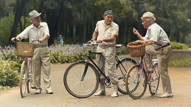 老人们在公园里给路过的女人送飞吻视频素材