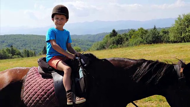 小男孩在山上骑马视频下载