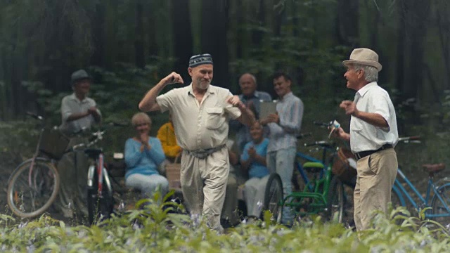 两个可爱的老人在公园里跳舞视频素材