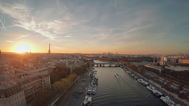 日落时巴黎和塞纳河的鸟瞰图视频素材