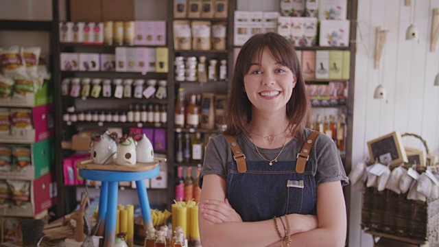 微笑的女老板双臂交叉站在熟食店的肖像视频素材