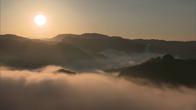 长镜头:日本静冈县龙内地区群山之间的云海视频素材