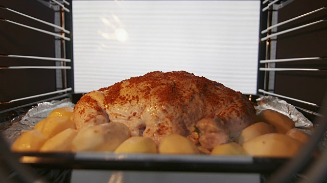 整只烤鸡和土豆一起放在烤箱里烤一段时间视频下载
