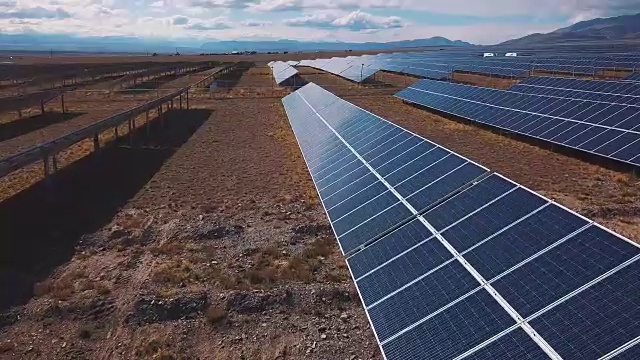 鸟瞰图。带着太阳飞过太阳能发电厂。太阳能电池板和太阳。空中无人机拍摄。阿尔泰,Kosh-Agach。靠近蒙古边境。视频素材