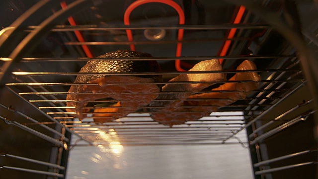 烤鲑鱼排在烤箱里烤一段时间视频下载