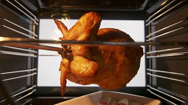 烤鸡用烤肉叉插在热对流烤箱中视频下载