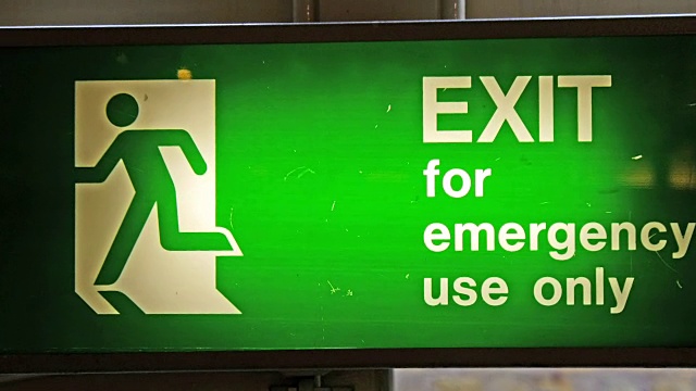 绿色出口标志，仅供紧急情况使用视频下载