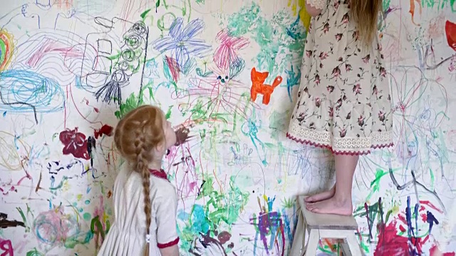 小孩子在他们房间的墙上画画视频下载