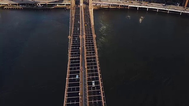 顶部鸟瞰布鲁克林大桥，著名的景观在纽约，美国。观景交通道路及东河视频素材