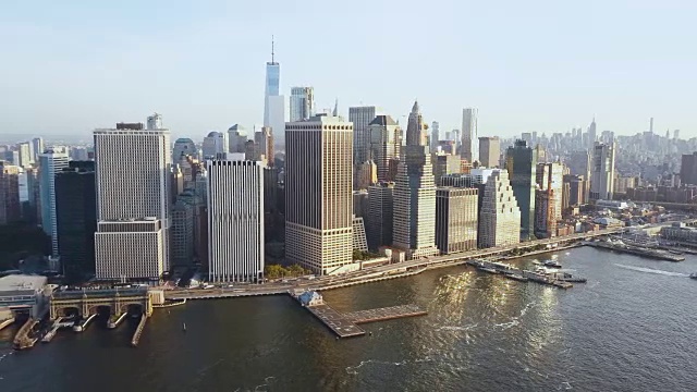 美国纽约鸟瞰图。无人机飞离曼哈顿区，市中心东河岸边视频素材