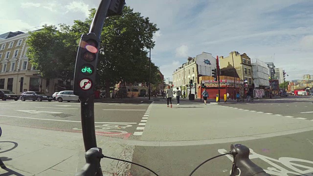 POV自行车骑行:在伦敦用公路赛车通勤视频素材