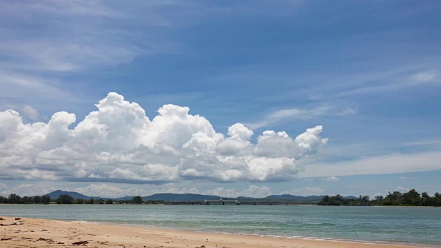 4K时间流逝蔚蓝的天空和云流过泰国普吉岛的沙罗辛大桥视频下载