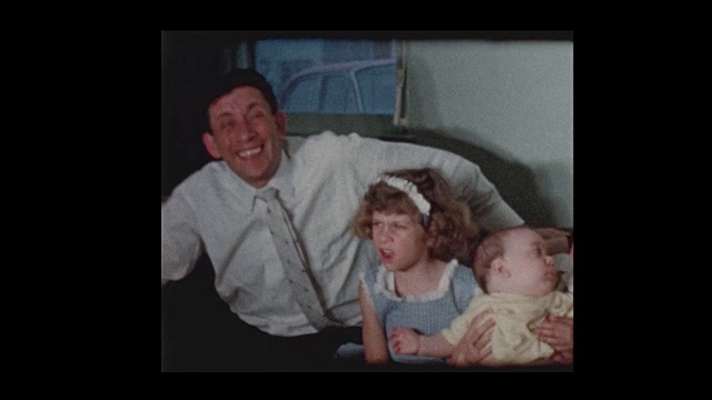 20世纪50年代的全家福在镜头前摆姿势和玩耍视频下载