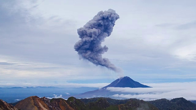 锡那邦火山爆发视频素材