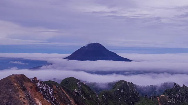 印度尼西亚棉兰的锡纳邦火山视频素材