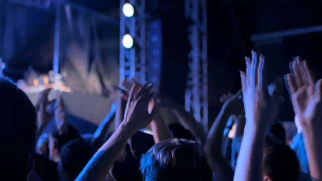 舞台前摇滚音乐会上人们聚会和鼓掌的剪影视频下载