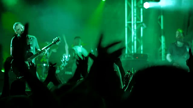 舞台前摇滚音乐会上人们聚会和鼓掌的剪影视频下载