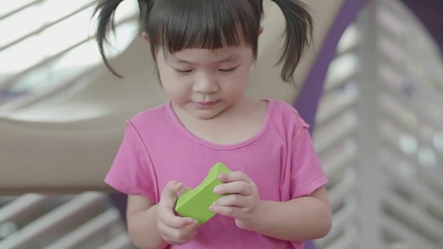 亚洲小女孩的积木视频素材