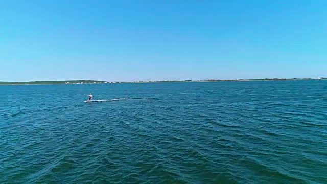 无人机拍摄的风筝滑板在纳皮格，萨福克郡，长岛，美国纽约州懒点湾视频下载