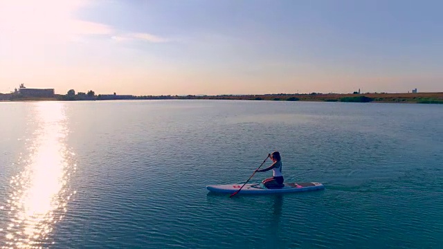 日落时分，空中女乘客在湖上登机视频素材