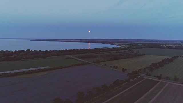 空中的月亮照耀着巴拉顿湖视频下载