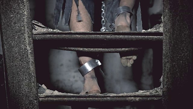 带着铁链下楼的囚犯视频下载