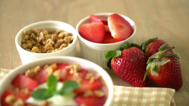 酸奶加草莓和格兰诺拉麦片视频下载