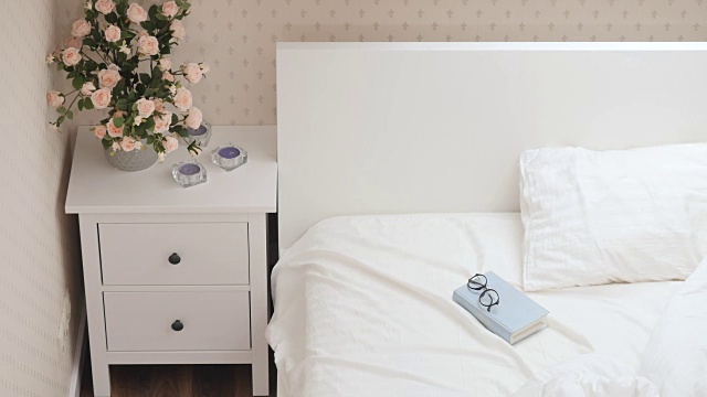 白色的床在明亮舒适的房间里视频下载