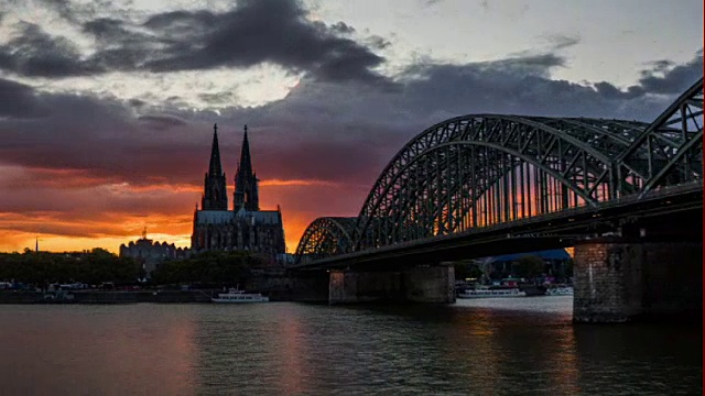 夕阳下的科隆天际线的Hyperlapse - 4K城市景观，风景和缔造者视频下载