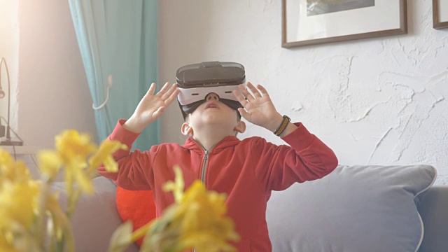 男孩探索虚拟现实和玩4k慢动作游戏的视频视频下载