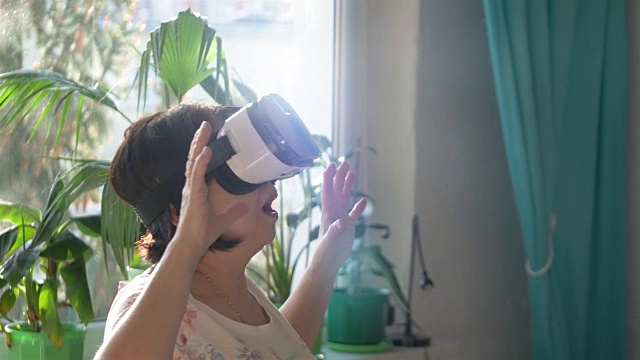 资深女性探索虚拟现实4k慢动作的视频视频下载
