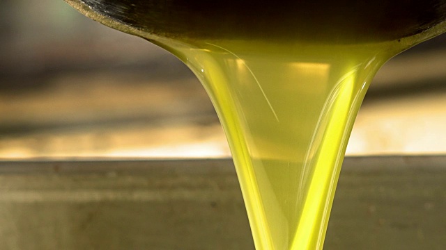 橄榄油从一根钢管流入炼油厂内的金属滗水器视频下载