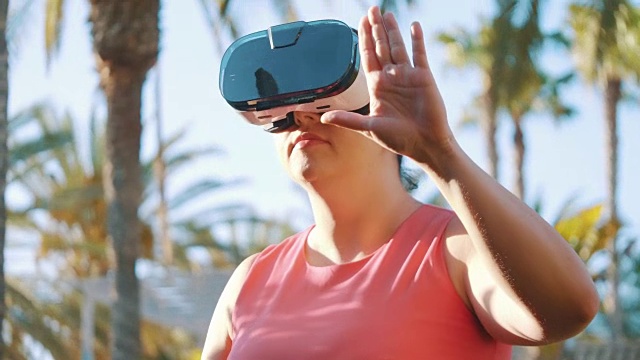 女人在热带度假村探索虚拟现实的视频在4k视频下载