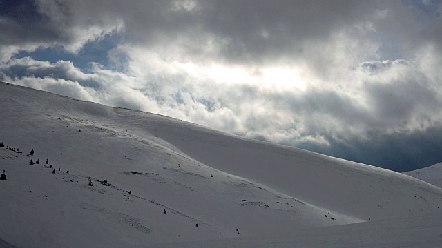 壮观的天空和白雪皑皑的群山中的阳光视频素材