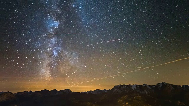 银河系在阿尔卑斯山上空旋转的时间流逝视频素材