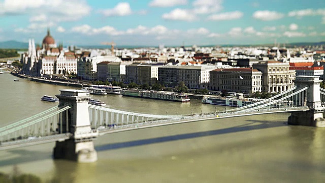 布达佩斯铁链桥和佩斯河畔视频素材