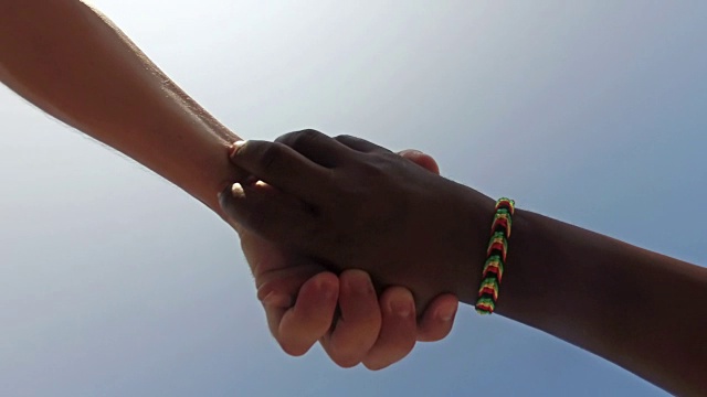 两个多元文化人种的平等握手视频下载