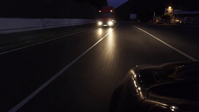 晚上在乡下的柏油路上开车视频素材