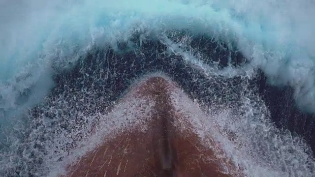海浪拍打船首的声音。视频下载