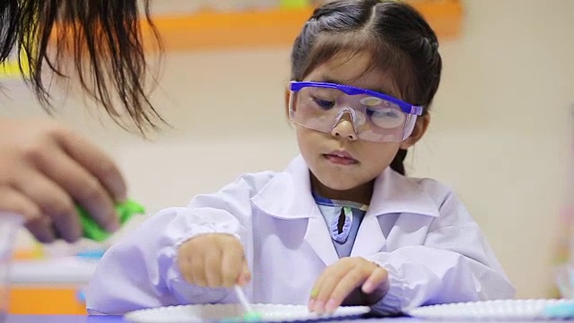 亚洲科学家小孩玩化学实验室与工作坊学习科学视频素材
