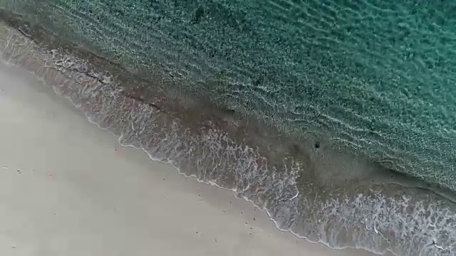 无人机拍摄的海浪到达海岸的画面。视频素材