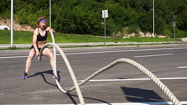 女运动员正在用起伏的绳索训练。慢动作视频下载